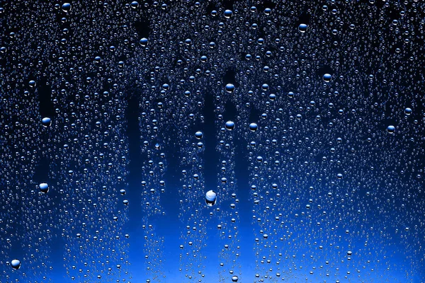 Niebieskim Tle Mokre Krople Deszczu Szyby Pojęcie Jesienna Pogoda — Zdjęcie stockowe