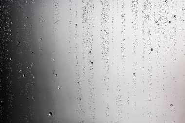 siyah ıslak arka planı, pencere camına yağmur damlaları, sonbahar hava kavramı
