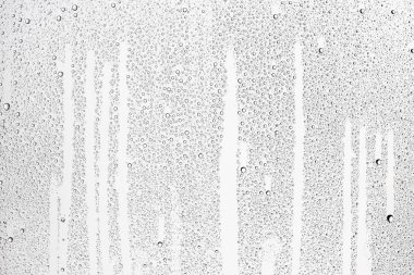 gri arka planı, pencere camına yağmur damlaları, sonbahar hava kavramı ıslak