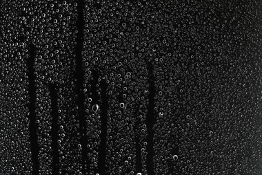 siyah ıslak arka planı, pencere camına yağmur damlaları, sonbahar hava kavramı