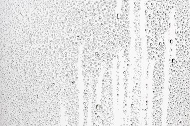 Beyaz arka plan, pencere camına yağmur damlaları, sonbahar hava kavramı ıslak