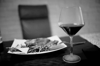 siyah ve beyaz şarap kadehi / kavram alkol, cam bardak şarapla, poster için iç güzel