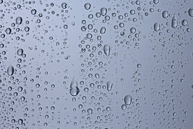 gri arka planı, pencere camına yağmur damlaları, sonbahar hava kavramı ıslak