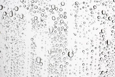 gri arka planı, pencere camına yağmur damlaları, sonbahar hava kavramı ıslak