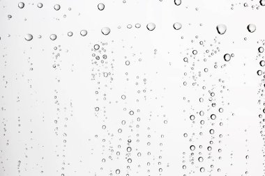 Beyaz arka plan, pencere camına yağmur damlaları, sonbahar hava kavramı ıslak