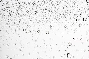 Beyaz arka plan, pencere camına yağmur damlaları, sonbahar hava kavramı ıslak