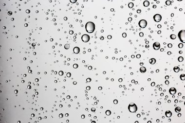 Beyaz arka plan, pencere camına yağmur damlaları, sonbahar hava kavramı ıslak