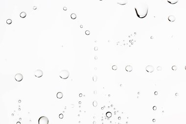 Beyaz arka plan, pencere camına yağmur damlaları, sonbahar hava kavramı ıslak