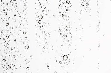 Beyaz arka plan, pencere camına yağmur damlaları, sonbahar hava kavramı ıslak