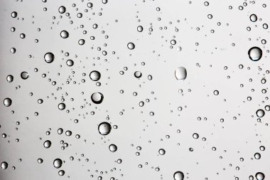 Beyaz arka plan, pencere camına yağmur damlaları, sonbahar hava kavramı ıslak