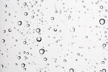 Beyaz arka plan, pencere camına yağmur damlaları, sonbahar hava kavramı ıslak