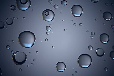 gri arka planı, pencere camına yağmur damlaları, sonbahar hava kavramı ıslak