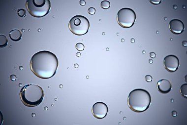 gri arka planı, pencere camına yağmur damlaları, sonbahar hava kavramı ıslak