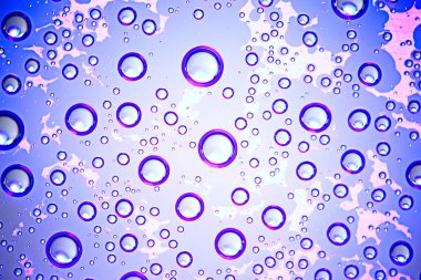 mavi ıslak arka planı, pencere camına yağmur damlaları, sonbahar hava kavramı