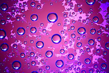 Mor ıslak arka planı, pencere cam, sonbahar hava kavramı üzerinde yağmur damlaları