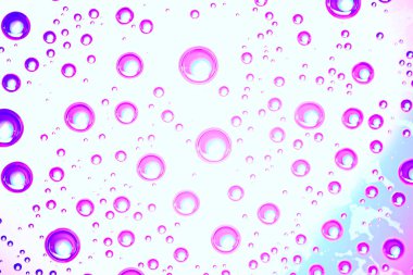 gri arka planı, pencere camına yağmur damlaları, sonbahar hava kavramı ıslak