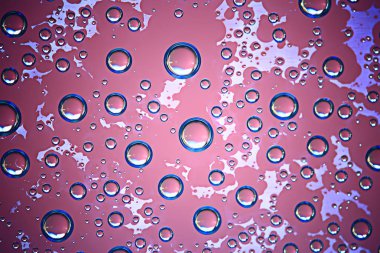 Mor ıslak arka planı, pencere cam, sonbahar hava kavramı üzerinde yağmur damlaları