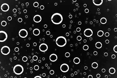 siyah ıslak arka planı, pencere camına yağmur damlaları, sonbahar hava kavramı