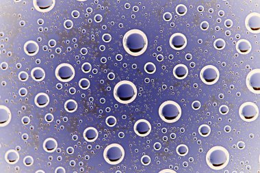 mavi ıslak arka planı, pencere camına yağmur damlaları, sonbahar hava kavramı