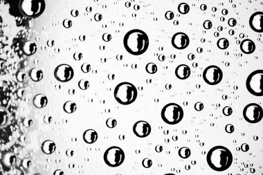 Beyaz arka plan, pencere camına yağmur damlaları, sonbahar hava kavramı ıslak