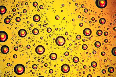 yeşil ıslak arka planı, pencere camına yağmur damlaları, sonbahar hava kavramı