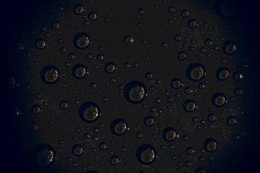 siyah ıslak arka planı, pencere camına yağmur damlaları, sonbahar hava kavramı