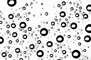 Beyaz arka plan, pencere camına yağmur damlaları, sonbahar hava kavramı ıslak