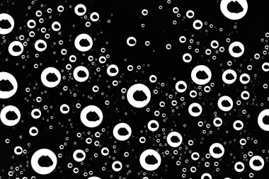 siyah ıslak arka planı, pencere camına yağmur damlaları, sonbahar hava kavramı