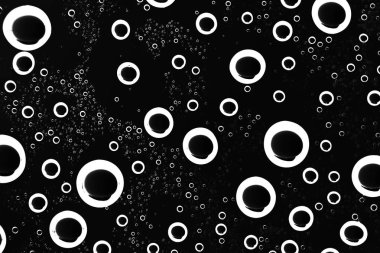 siyah ıslak arka planı, pencere camına yağmur damlaları, sonbahar hava kavramı