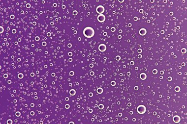 Mor ıslak arka planı, pencere cam, sonbahar hava kavramı üzerinde yağmur damlaları