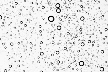 Beyaz arka plan, pencere camına yağmur damlaları, sonbahar hava kavramı ıslak