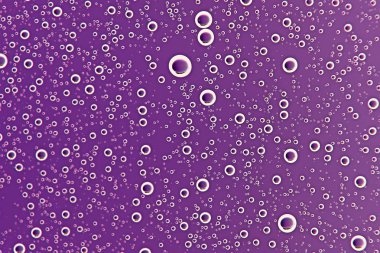 Mor ıslak arka planı, pencere cam, sonbahar hava kavramı üzerinde yağmur damlaları