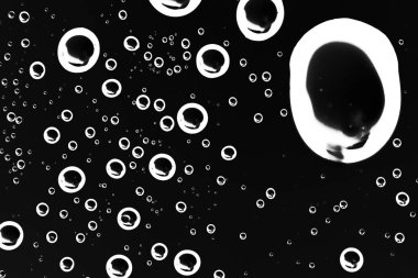 siyah ıslak arka planı, pencere camına yağmur damlaları, sonbahar hava kavramı