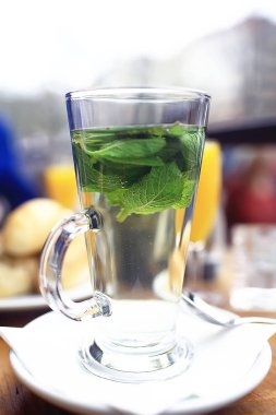 kafede masada yeşil çay 