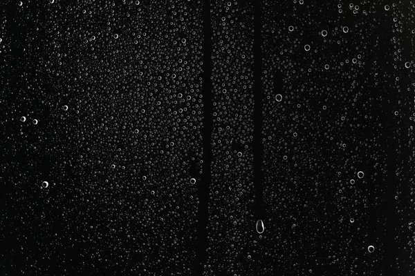 黒背景 窓からすの雨 秋の天候の概念を濡れています — ストック写真
