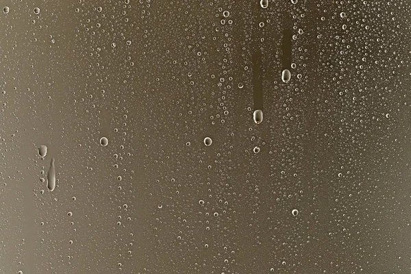 黑色湿背景 窗玻璃上的雨滴 秋季天气的概念 — 图库照片