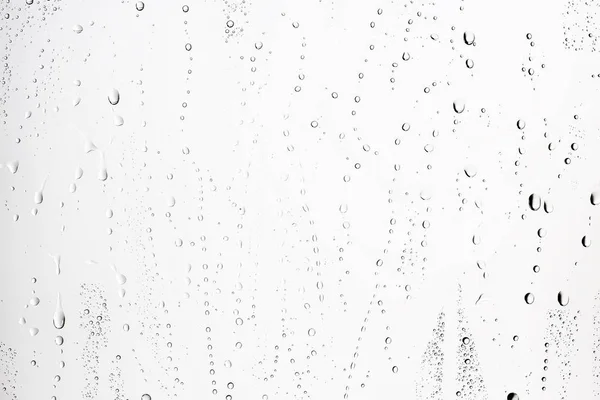 白色湿背景 窗玻璃上的雨滴 秋季天气的概念 — 图库照片