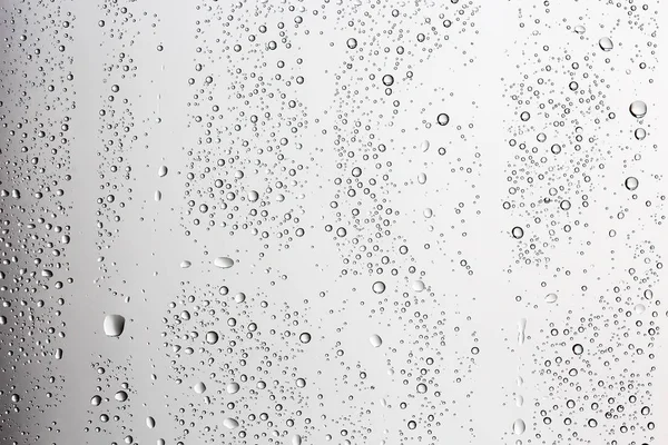白背景 窓からすの雨 秋の天候の概念を濡れています — ストック写真