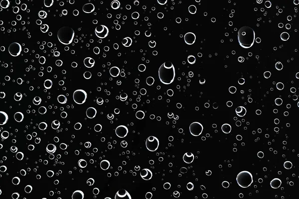 黑色湿背景 窗玻璃上的雨滴 秋季天气的概念 — 图库照片