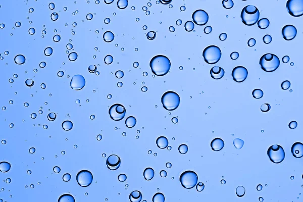 蓝色湿背景 窗玻璃上的雨滴 秋季天气的概念 — 图库照片