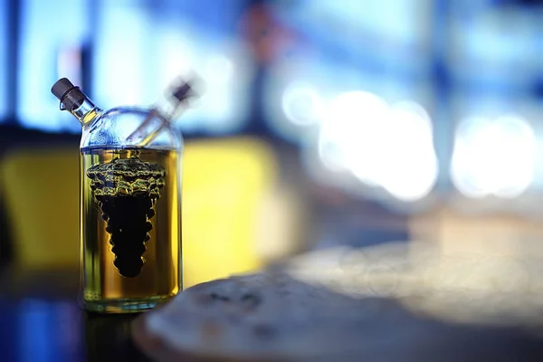 オリーブ オイルとバルサミコ酢 伝統的な地中海風の調味料のボトル — ストック写真