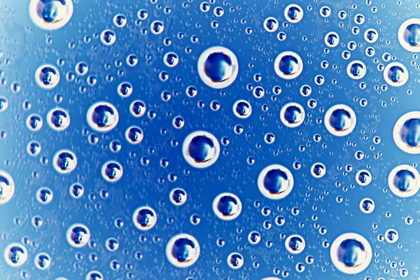ブルー ウェット バック グラウンド 窓からすの雨 秋の天候の概念 — ストック写真