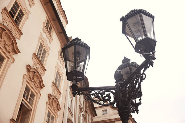 старинная архитектура улицы в Праге, Чехия
