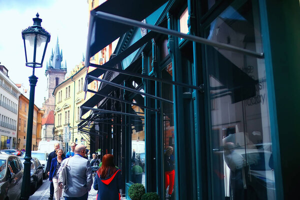 старинная архитектура улицы в Праге, Чехия
