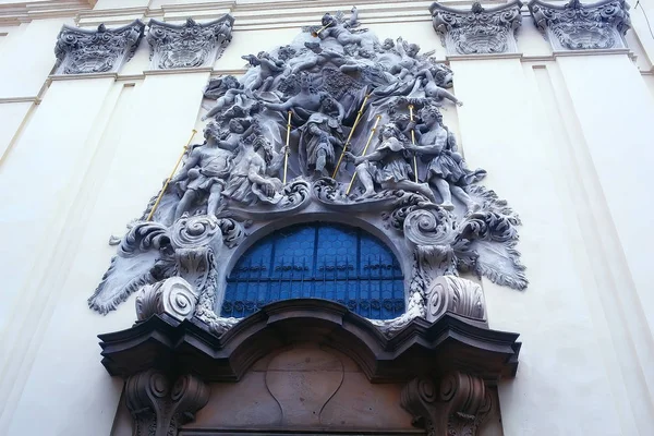 Féldombormű Székesegyház Prágában Faragás Dekoráció Katolikus Katedrális — Stock Fotó