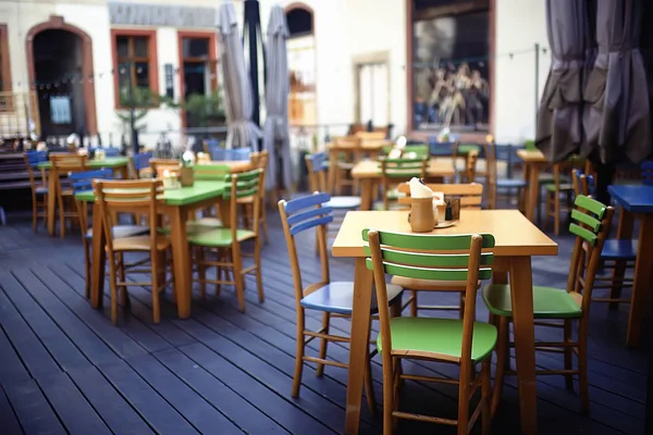 フランス 夏の食事を屋外で屋外カフェ — ストック写真