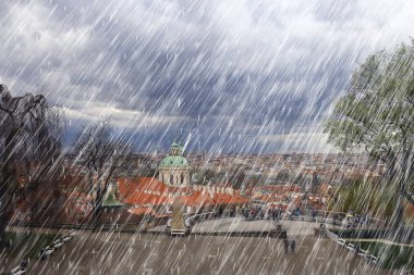Çek Cumhuriyeti'nde sonbahar manzara / Prag, kırmızı çatılar, Prag panoramik görünüm içinde yağmurlu sonbahar, hava soğuk yağmur