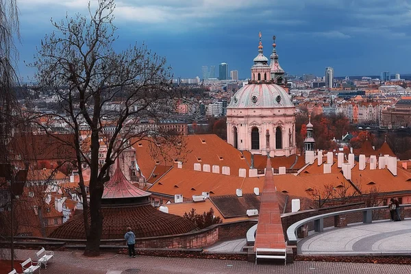 Gród Jesień Pragi Panoramiczny Widok Czerwone Dachy Żółte Drzewa — Zdjęcie stockowe