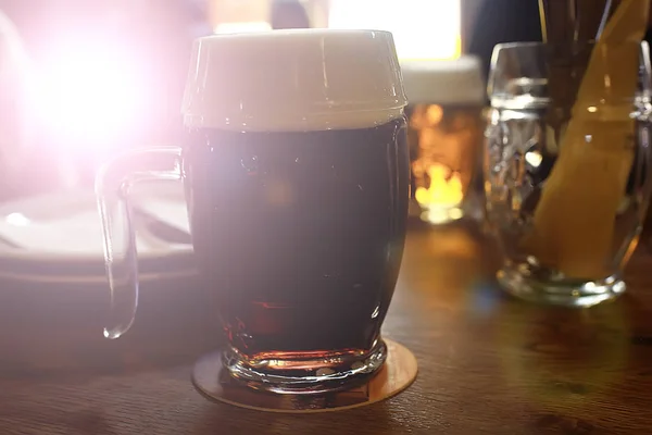 Becher Dunkles Bier Inneren Der Kneipe Pint Bier Mit Schaum — Stockfoto
