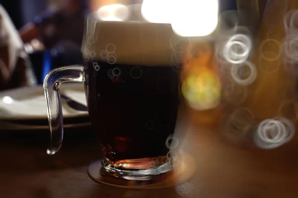 Beer Mug Table Blurred Background Dark Restaurant — Stock Photo, Image